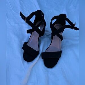 Black velvet heels
Size- 6.5